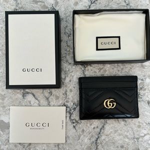 GUCCI GG MARMONT CARD CASE
$ 320
* Double G
* Four card slots
* 4"W x 2.5"H